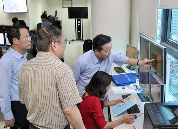 Bộ trưởng Trần Hồng Hà kiểm tra công tác ứng trực dự báo cơn bão số 10 tại Trung tâm KTTV Quốc gia